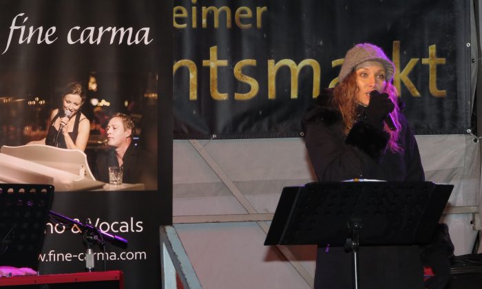 Carina Henkel von Fine Carma singt Weihnachtslieder